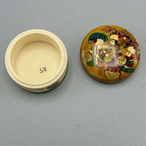 Vintage Hand Painted Round Lidded Trinket Box Three Villagers Snuff Pill Box - Picture 3 of 12